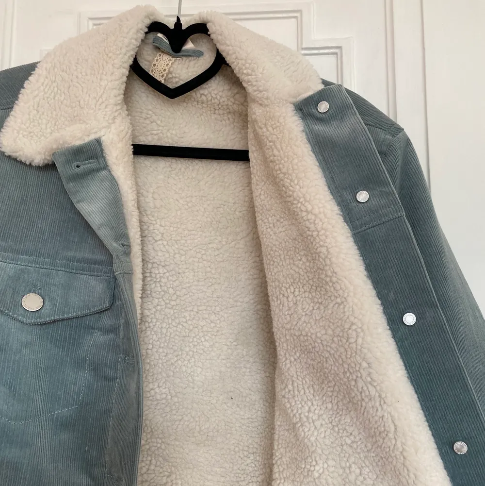 Ljusblå manchesterjacka från H&M med full teddy i linningen och kragen. Nyskick, använd ett fåtal gånger.. Takit.