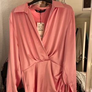 Rosa klänning från zara  - kort satinklänning från zara.  Måste tyvärr sälja den då den är för stor för mig.💗 Skriv privat för fler bilder💗