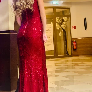 Fest klänning  - Jätte fin klänning använt två gånger köpte från Tyskland köpte den för 1500kr säljer den för 800kr