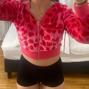 Kofta med hjärtan på  - Fin kofta från shein med hjärtan på, inspirerat från megan fox. Säljer den denna kofta eftersom den inte kommer till någon användning, passar även XS