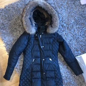 ROCKANDBLUE Vinterjacka Dam - Fin jacka använd i ca. 2 månader, väldigt bra skick, äkta päls ser ut som ny. Kontakta mig för mer bilder/info. (Kan även sälja bara pälsen för 500kr) ❤️
