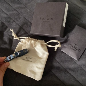 Valentino armband - Funderar på att sälja mitt älskade mörkblåa valentino armband som är i väldigt bra skick!Två extra nitar, dustbag och kartong💘 Köpt för några månader sen i Valentinos butik i nk.Köpt för 2000 kr vill sälja för minst 1500 pga så bra skick.Skriv vid frågor🥰