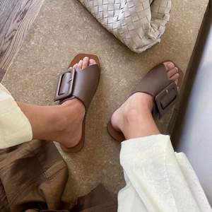 ATP sandaler i färgen kahki, använda endast en gång så i jätte bra skick. Köpta för 2400kr och dustbag samt skokartong medförljer. Köparen står för frakten!