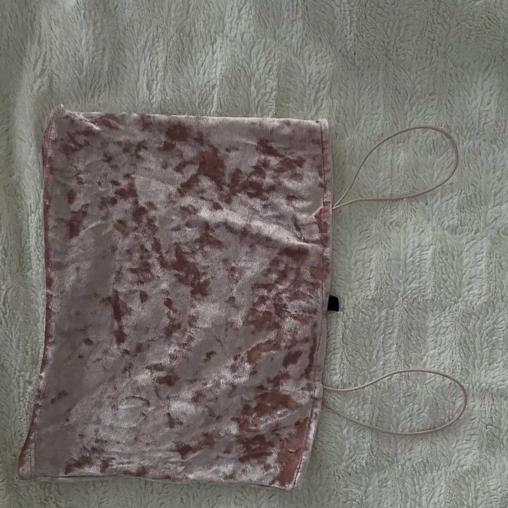 Jätte söt rosa krossat sammet topp för liten för mig men använt 2-3 ggr innan . Toppar.