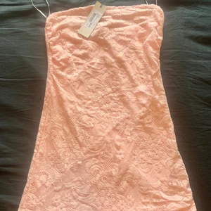 Helt ny sommar klänning!  - Lula lave dress ! Nypris 299kr  Nypris :159kr plus frakt .  Helt ny och perfekt skick . Rosa men som bilden typ rosa . 