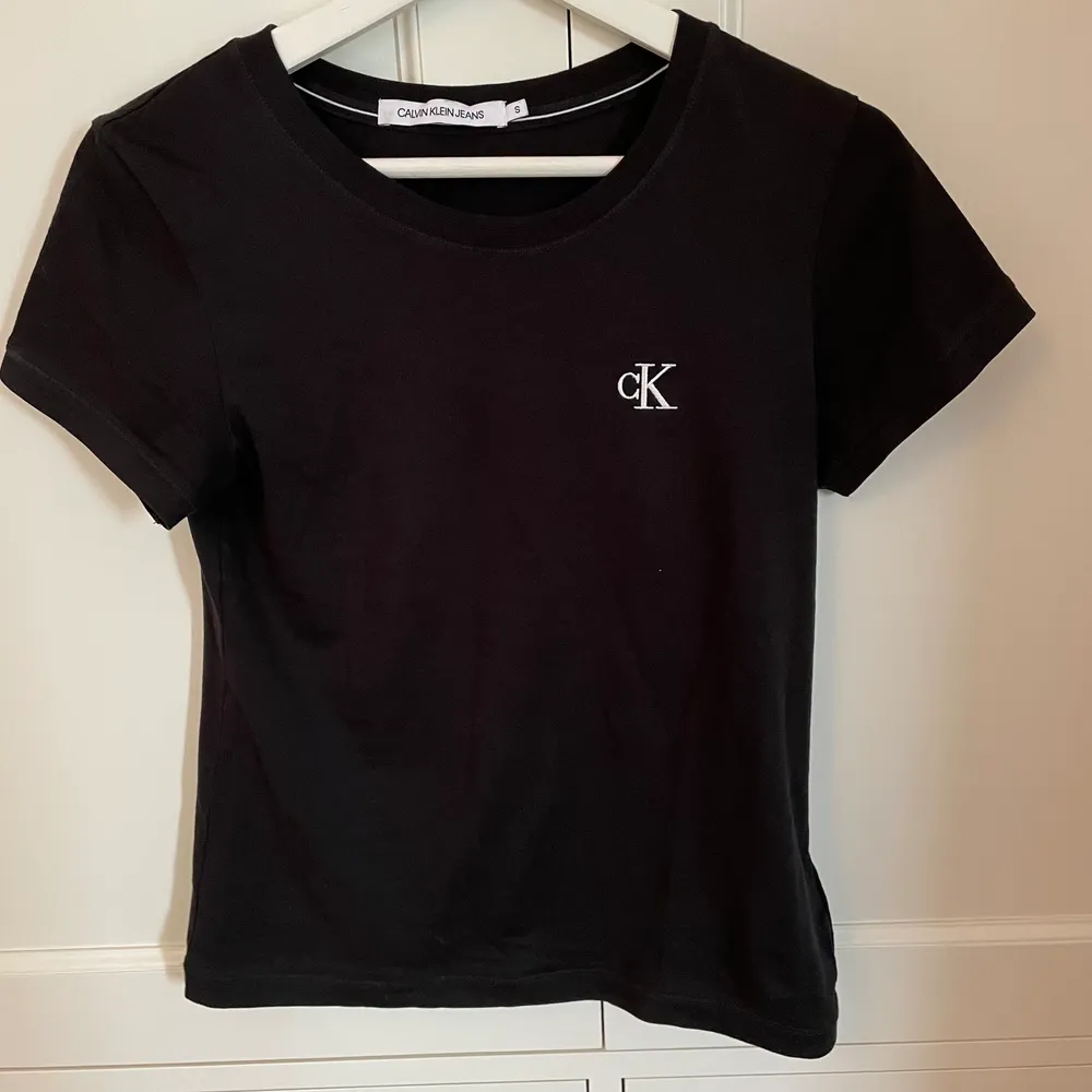 Svart basic t-shirt från Calvin Klein, bra skick då den knappt är använd😊  Pris kan diskuteras vid snabb affär, frakt betalas av köparen.  Skriv gärna om ni har frågor eller vill ha fler bilder!💕. T-shirts.