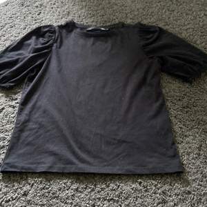  En jättefin tröja med puffärmar , tröjan har använt ett fåtal gånger och är i storlek XS.