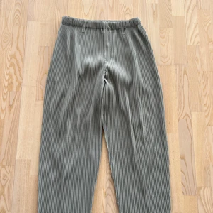 Issey Miyake Homme Plissé pleats  - Säljer mina gråa Issey Miyake Homme Plissé pleats pga för lite användning. De är använda ett fåtal gånger. Strolek 3 (M-L). Passar flertal storlekar då de har töjbar midja. Skulle säga att midjan på byxorna är på gränsen till lös på mig som normalt bär waist 29. Condition: 9/10