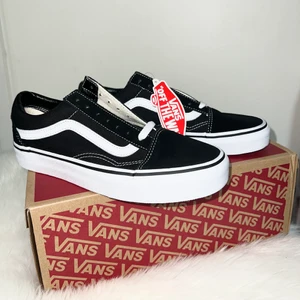 Vans U Old Skool  - Helt nya Vans U Old Skool i strl 37. Ord pris 749:- 