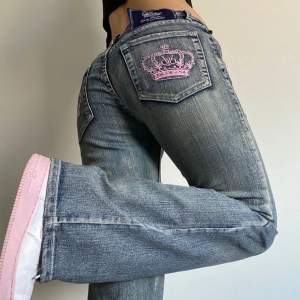 så fina lågmidjade Victoria Beckham jeans med rosa kronor på bakfickorna. har lite hål och slitningar men det är inget som märks av utan det ser ut som en del av jeansen💗 midjemåttet är 86 (de sitter mer på höfterna) och innerbenslängden 75cm (jag är 163)