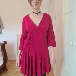 Röd wrap dress French connection  - Vacker röd designer klänning med fint fall och mycket bra kvalitet. Lappen säger XS, men passar de flesta kroppar runt Size S-M. Mycket stretchy! ❤️❤️❤️