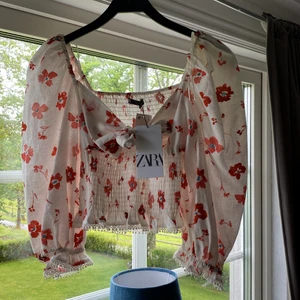 Topp från zara  - Säljer denna jättegulliga toppen från zara!! Den är aldrig använd!  Och kan tänka mig att den passar till allt! 