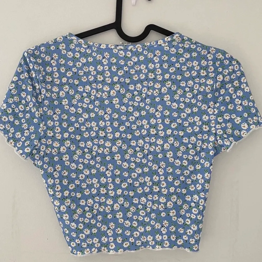 Säljer denna toppen/tröjan som har ett blommönster, säljer den då den ej kom till användning och inte är min stil. Stl 164/14Y. Köparen står för frakten som ligger på 24kr 🧡(tröjan är från Shein). Toppar.