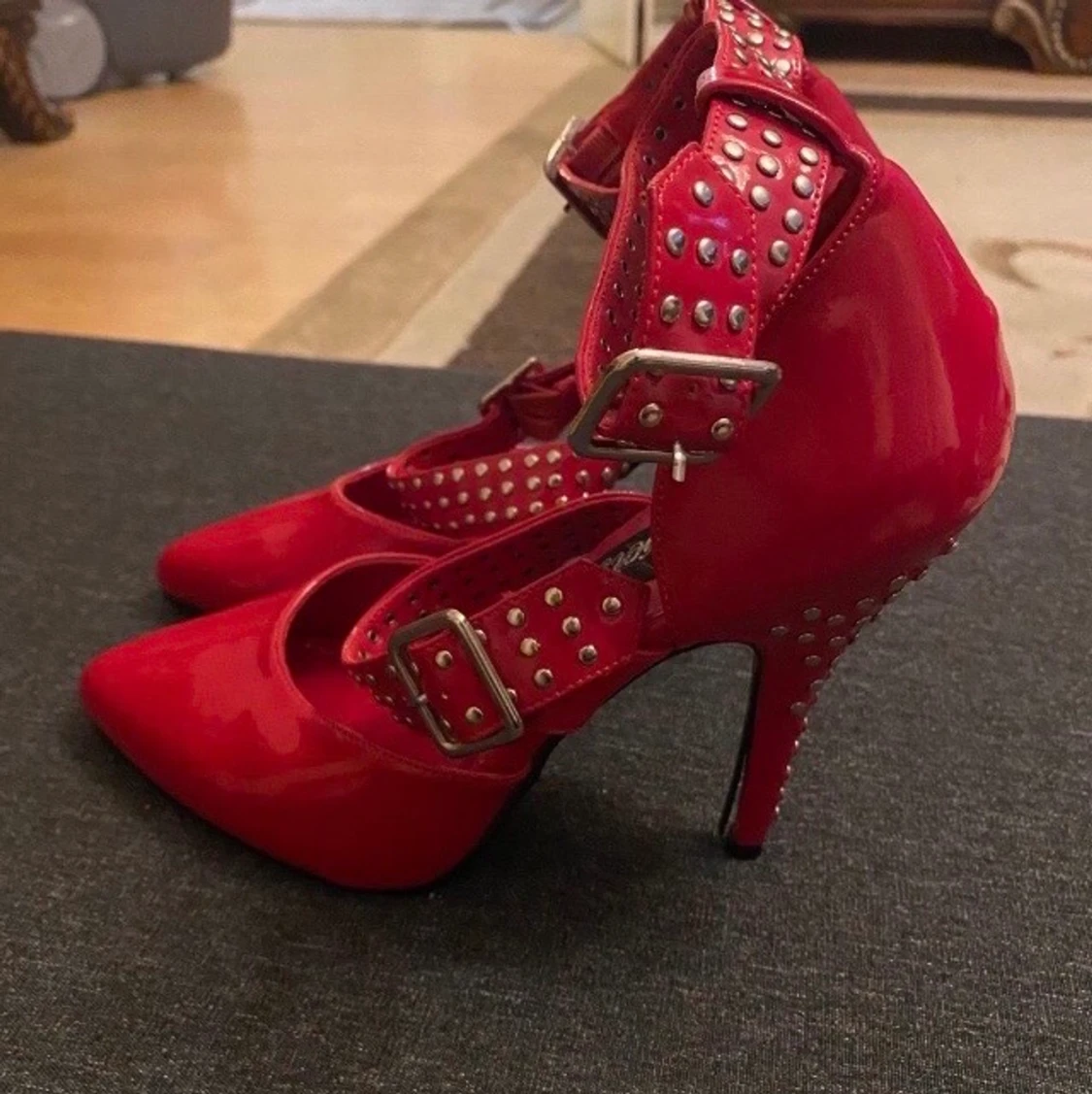 Röda klackskor med nitar  - 90