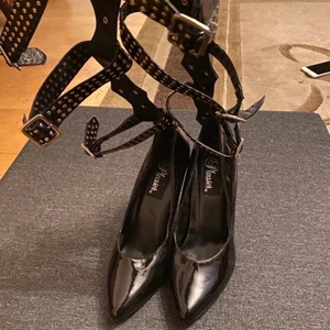 Svarta klackskor med nitar  - Är oanvänt