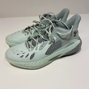 Under Armour Stephen Curry basketskor turkos-ish blå - Säljes på grund av att de sällan används. Skick 7/10. Köptes för ca 1300-1500kr om jag minns rätt. Storlek 45 men passar 44.