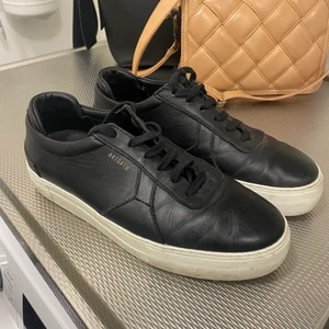 Axel arigato skor - Säljer nu dessa arigato som är i fint skick. dustbag och låda medföljer. Storlek 43