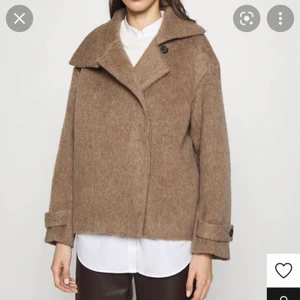 Ull Jacka - Säljer denna jacka som är köpt på arket i vintras (om du är intresserad kan jag självklart skicka egna bilder!!) använda några fåtal gånger så den är i superbra skick och jättefin men knappt använd tyvärr💗 den är i storlek 36 lite oversized så den passa alla passformar beroende på hur man vill att den ska sitta såklart🥰💕💓 köpt för 1500!!