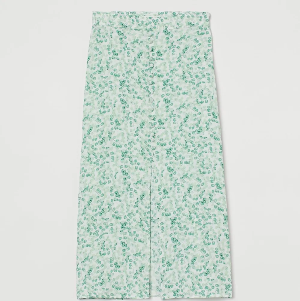 Söt grön kjol från H&M. aldrig använd💗. Kjolar.