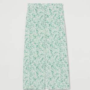 Söt grön kjol från H&M. aldrig använd💗