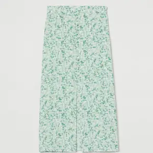Söt grön kjol från H&M. aldrig använd💗