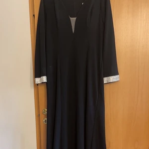 Kläder  - Säljer kläder då jag inte har användning av det. Priserna och storlek står på bilderna. Frakt kan tillkomma.