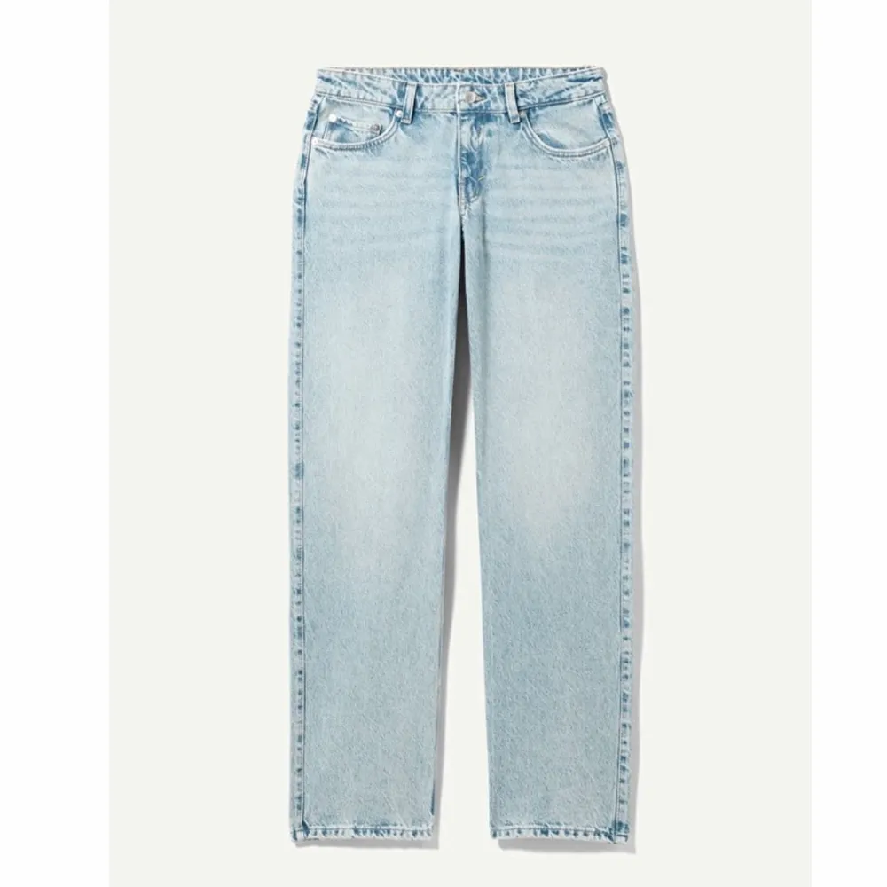 säljer ett par jättefina jeans från weekday. de är i bra skick och använt dem bara ett fåtal gånger 💕 skriv för bilder. Jeans & Byxor.