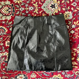 Skinnkjol - Skinimmitation. Strl 32/34