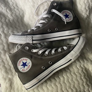 Converse - Bruna/grå Converse, storlek 37! Använda enstaka gång, något missfärgade inuti skon bara🌸