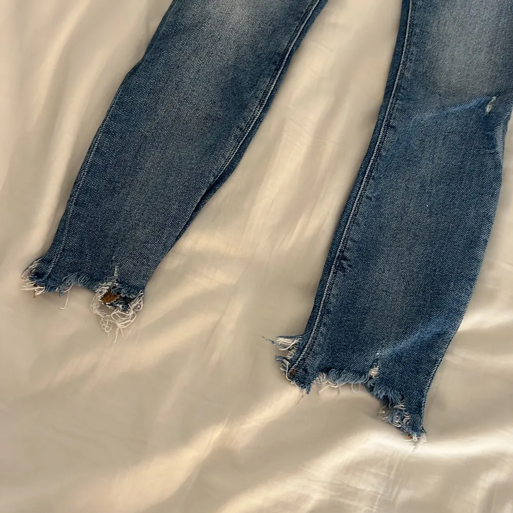 Blåa jeans från zara i storlek 34 men snygg detalj nere💕. Jeans & Byxor.