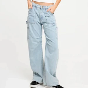Lioness cargo pants - Lioness cargopants (miami vice pants). Helt nya och säljes pga de är lite korta för mig efter smak :( de är Strl M men något mindre i storleken 🌸 skitsnygg färg!!✨ 