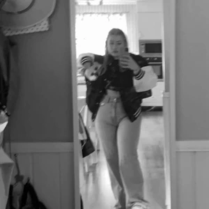 College Jacka - Jättefin jacka, använd fåtal gånger så finns inga defekter alls. Perfekt jacka till sommaren. Köpare betalar för frakt!!💕