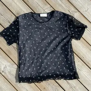 En jätte söt T-shirt som är i mesh men har oxå en vit inbyggd T-shirt under. Mer bilder kan skickas privat!! Storlek M , sitter som en S också