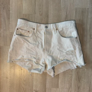 Levis shorts  - Beiga levis 501 shorts som är använda 3 gånger. Köpta förra året och passar inte mig längre. 