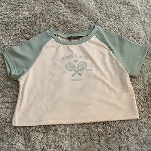 SHEIN magtröja  - En fin beige och ljus grön magtröja från SHEIN.Använd 1 gång för provning 