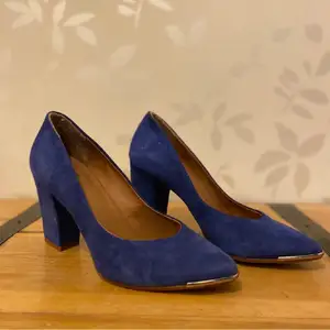 Söker dessa blå skor/pumps från K.Cobler med guldkant nedtill i stl 37 (lånad bild).