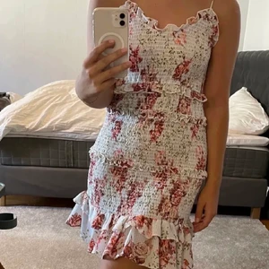 Blommig klänning från zara - Denna underbara klänning ifrån zara i storlek s. Lånade bilder men kan fixa egna vid intresse!💕