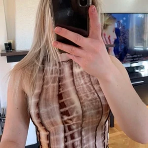 Beige/Brun Topp - Säljer nu denna supersnygga och sköna toppen då den inte kommer till användning och söker en ny ägare som kommer att använda den mer! Finns inga defekter och är som ny!