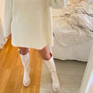 Beiga höga stövlar - Snygga höga stövlar i färgen beige, säljs för att de tyvärr inte kommer till användning. Köptes för 699kr säljer för 399kr + frakt 66kr. 🌷