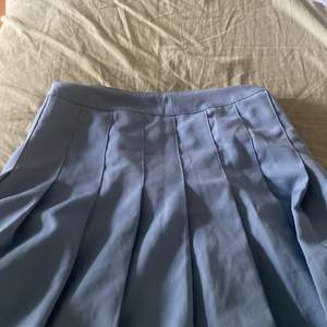 Superfin blå veckad kjol från H&M i strl S. Aldrig använd och är i jättebra skick! Dragkedja finns där bak! Köparen står för frakten :) Kontakta mig vid frågor eller intresse! <3