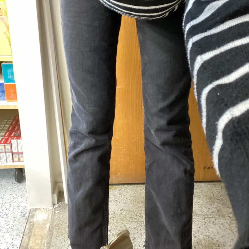 Säljer denna svarta jeansen från zara eftersom de är för korta på mig som är 168cm lång, så skulle säga att de passa en 165cm. Köpte de här på plick och har aldrig använt dom riktigt. . Jeans & Byxor.