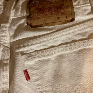 501 jeans från levis  I färgen off white  Size 11