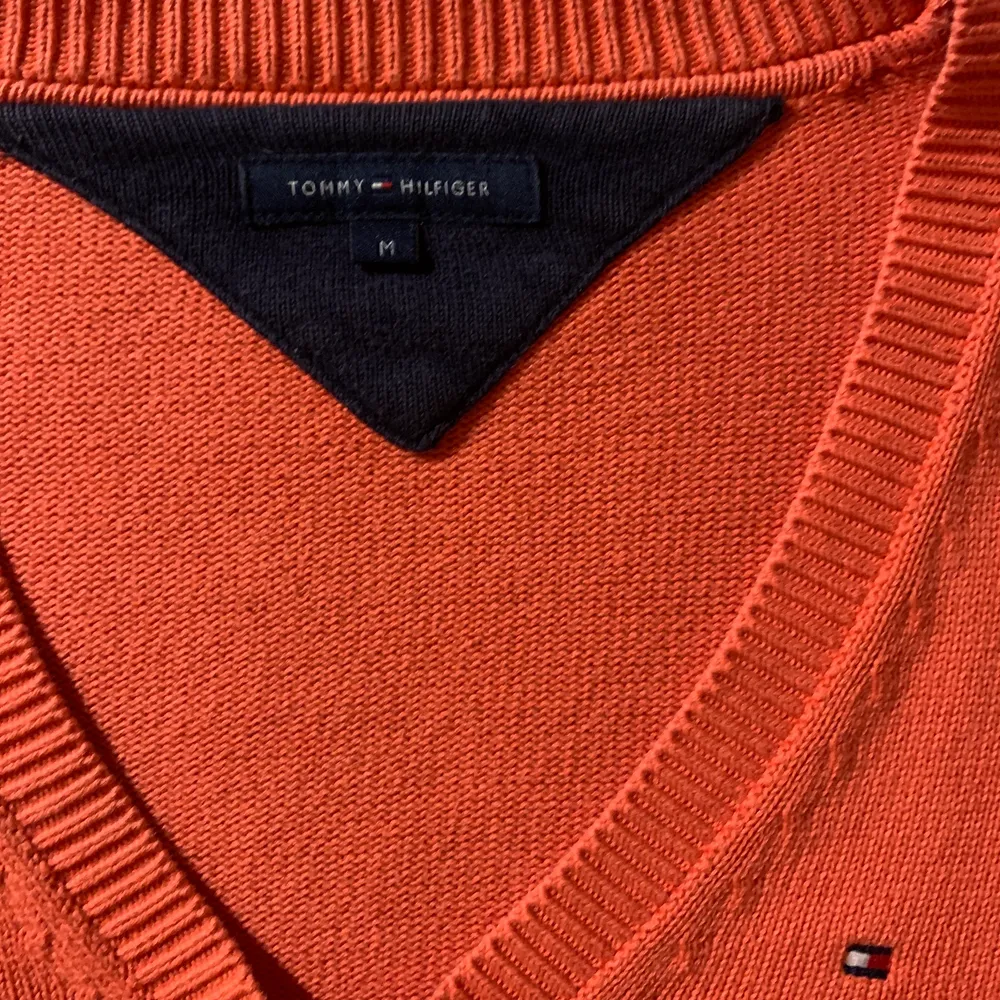 Tommy hilfiger tröja  Aprikos/orange färg Storlek M men passar mer S/xs. Tröjor & Koftor.