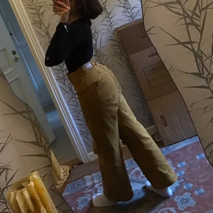 Monki jeans ! - Fina jeans jag ej får plats i nu😬 de är insydda i midjan, men det kan man lätt ta bort om de skulle vara för små. superfint skick! Kan mötas upp i göteborg annars står köparen för frakt