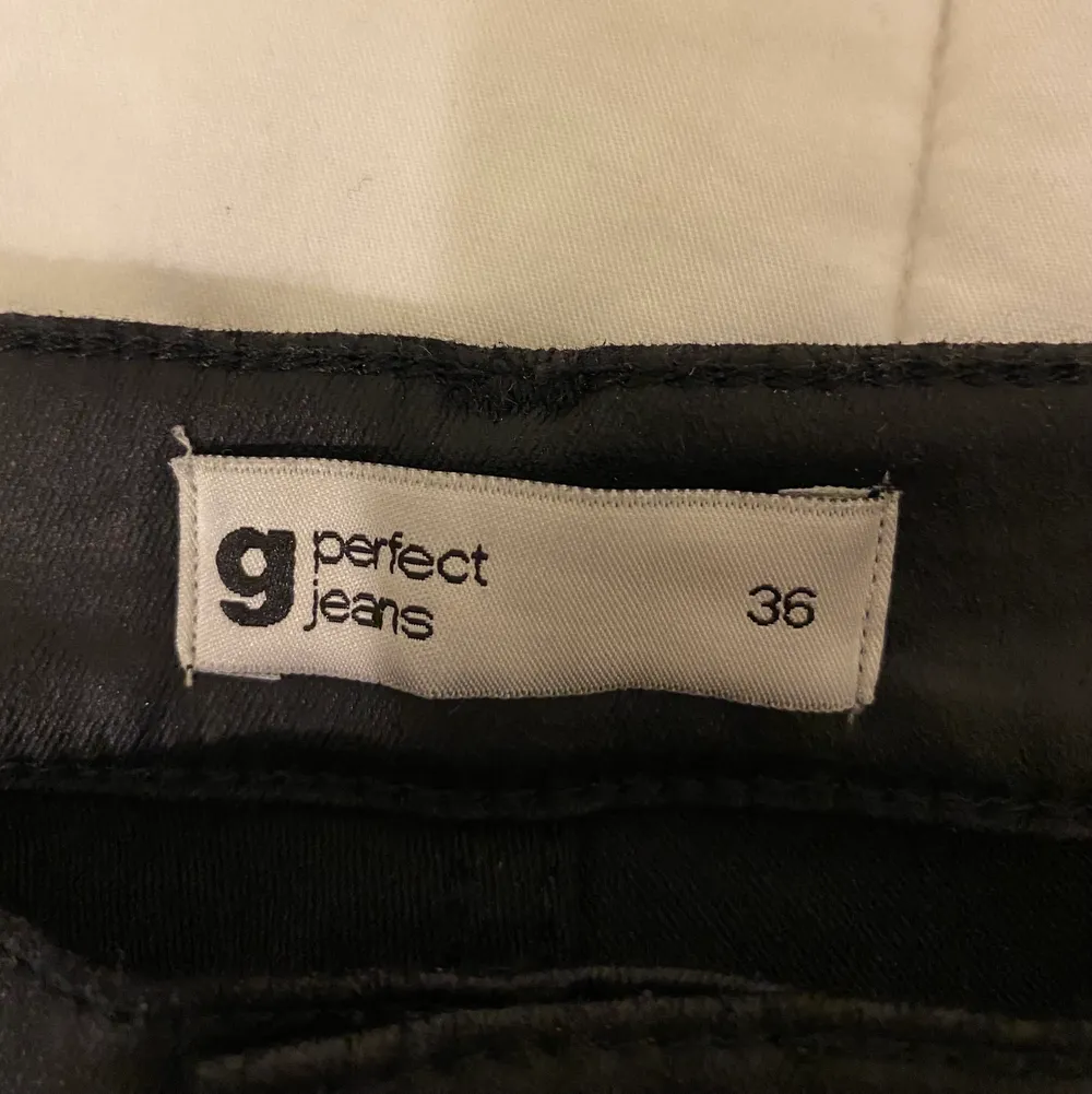 Byxor från Gina Tricot i stl 36, säljer dom pga för långa på mig (aldrig använd). Jeans & Byxor.