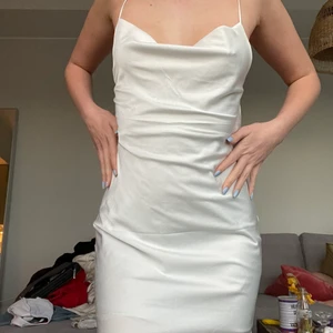 Vit silkes klänning  - Super gullig vit klänning 