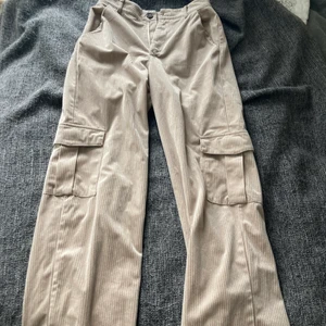 Cargo pants  - Super snygga beiga cargo pants! Sjukt skönt matrial och super snygga. 