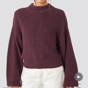 NA-KD, beige/brun stickad tröja, strl. S - Använd 1 gång, den är i fint skick. Ordinarie pris; 329kr.   OBS! Tröjan är i beigebrun, första bilden är bara för att visa modellen på tröjan.