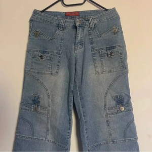 Nya vintage y2k cargojeans 💋 - Nya äkta vintage cargojeans, bara använda en gång. Midjemått 72cm. Storlek S, 36/38. Frakt inkluderat i priset 🌼