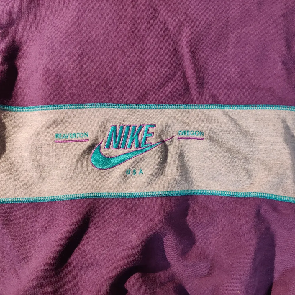 Vintage Nike quarter zip med pösig och skön passform. Lila och grå randig, med ljus blå stygn. Ljus blått Nike märke i nedre randen. . Hoodies.